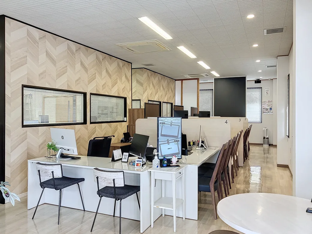 高山不動産の店内(接客カウンター)
